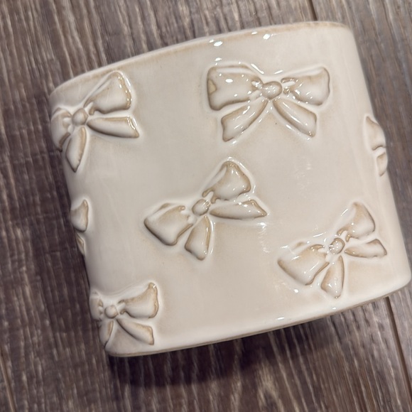 Cream Bow-Embossed Ceramic Brush Holder - Picture 3 of 5